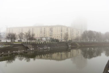 Kharkiv, Ukrayna-31 Aralık 2017 kış sisli bir gün Kharkiv Nehri.