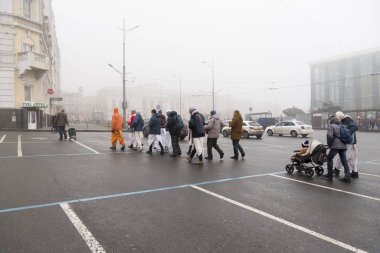 Kharkiv, Ukrayna-31 Aralık 2017 bazı farklı dini Insanlar yolda yürüyüş ve Kharkiv Ukrayna bazı müzik aletleri oynarken.