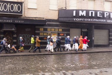 Kharkiv, Ukrayna-31 Aralık 2017 bazı farklı dini Insanlar yolda yürüyüş ve Kharkiv Ukrayna bazı müzik aletleri oynarken.