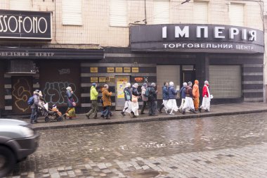 Kharkiv, Ukrayna-31 Aralık 2017 bazı farklı dini Insanlar yolda yürüyüş ve Kharkiv Ukrayna bazı müzik aletleri oynarken.