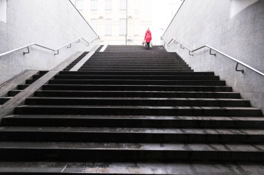 Metro merdivenleri Kharkiv Ukrayna ve bu tırmanma Kırmızı montlu bir kadın.