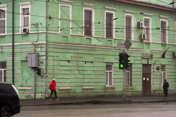ハリコフ ウクライナ 月31 2017緑の壁の建物とそれの前に歩いて何人かの人々 ハリコフウクライナ — ストック写真