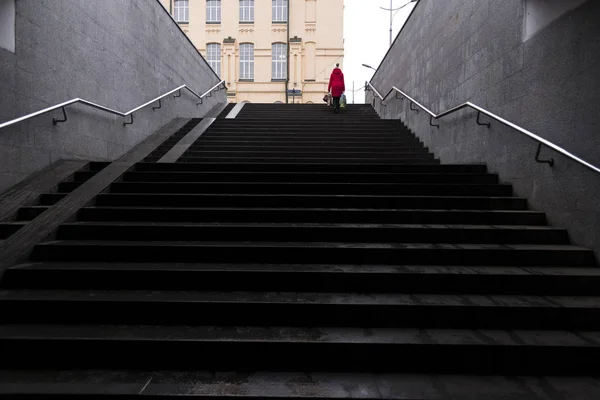 Schody Metra Charków Ukraina Kobieta Czerwonym Płaszczu Wspinaczki Istorychnyi Muzei — Zdjęcie stockowe