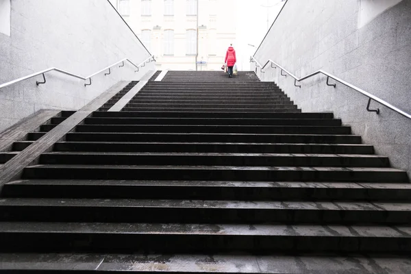 Subway Trappor Kharkiv Ukraina Och Kvinna Med Röd Kappa Klättring — Stockfoto