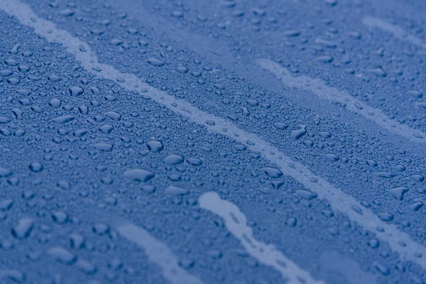 Wassertropfen Auf Der Oberfläche Eines Blauen Autos — Stockfoto