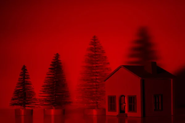 Handgemaakte Klein Huisje Met Pijnbomen Een Rode Achtergrond Met Rood — Stockfoto