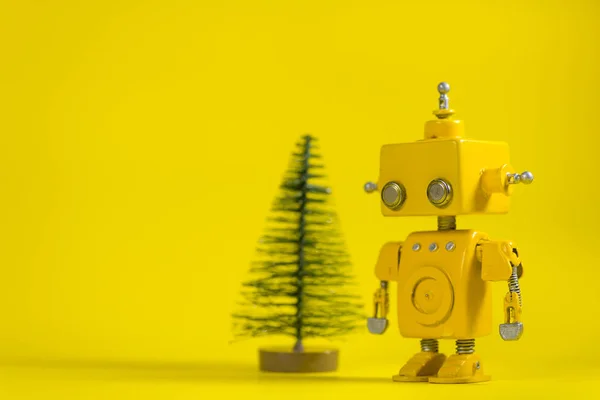 Žluté Ruční Robot Žlutém Pozadí Borovice — Stock fotografie