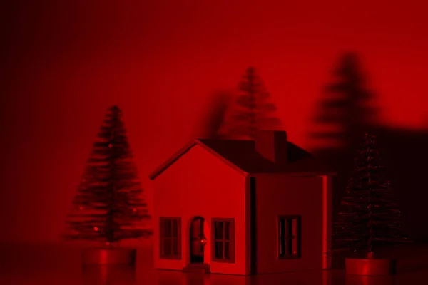 Kolorowe Czerwonym Świetle Handmade Mały Dom Sosny Czerwonym Tle — Zdjęcie stockowe