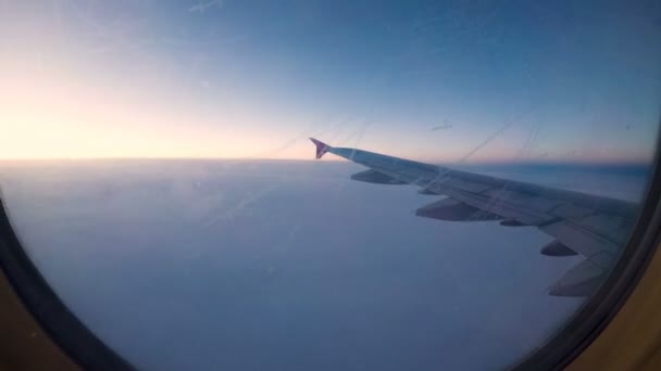 Wolken Vleugel Vanuit Een Raam Van Een Vliegtuig — Stockvideo