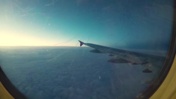 从飞机窗口经过的时间 我们看到了翅膀和云 — 图库视频影像