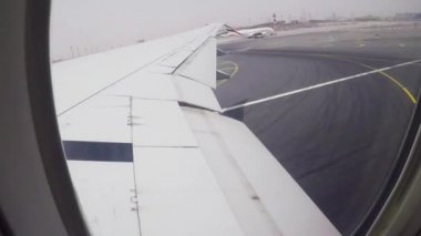 Pist bir uçak pencere ve Dubai Havaalanından kalktıktan uçak s.