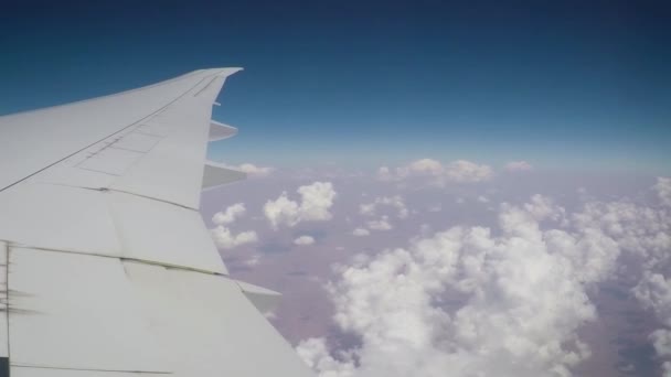 Σύννεφα Και Φτερό Από Παράθυρο Ενός Αεροπλάνου — Αρχείο Βίντεο