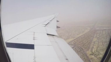 Bae Dubai ve bir uçak kanadı kapalı almaktan kısa bir süre sonra ticari uçak penceresinden görünümü.