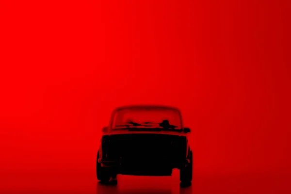 Silhouette Játék Autó Élénk Piros Háttér — Stock Fotó