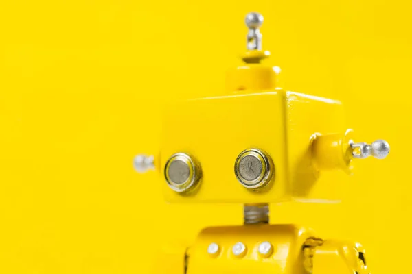 Portrait Robot Mignon Jaune Fait Main Sur Fond Jaune — Photo