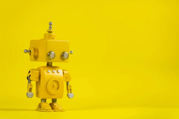 Niedlicher Gelber Handgefertigter Roboter Auf Gelbem Hintergrund — Stockfoto