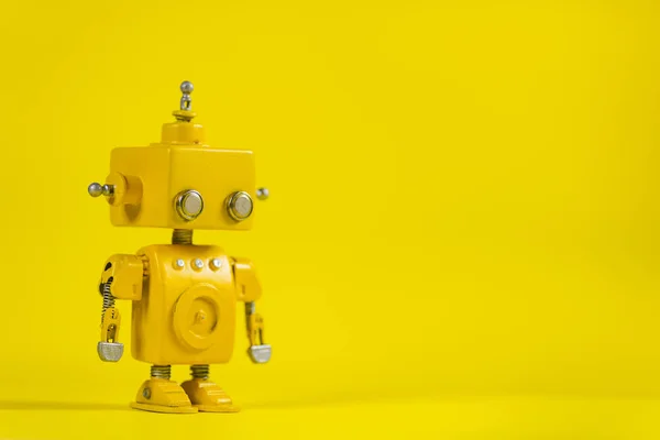 Robot Lindo Amarillo Hecho Mano Sobre Fondo Amarillo — Foto de Stock