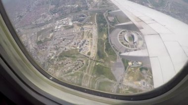 Bae Dubai ve bir uçak kanadı kapalı almaktan kısa bir süre sonra ticari uçak penceresinden görünümü.