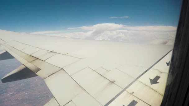 Σύννεφα Και Φτερό Από Παράθυρο Του Εμπορικό Αεροσκάφος — Αρχείο Βίντεο