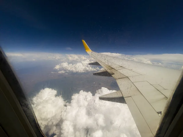 Σύννεφα Θέα Από Ένα Εμπορικό Αεροπλάνο Και Ένα Φτερό Από — Φωτογραφία Αρχείου
