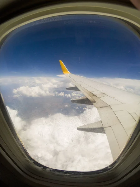 Σύννεφα Θέα Από Ένα Εμπορικό Αεροπλάνο Και Ένα Φτερό Από — Φωτογραφία Αρχείου