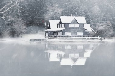 Bolu, Türkiye - 24 Şubat 2018: Bir kar kış sezonu ile Bolu Abant Gölü, göl evi.