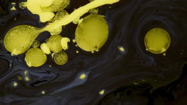 Tinta Acrílica Colorida Abstrata Que Flui Fundo Planetas Células Como — Vídeo de Stock