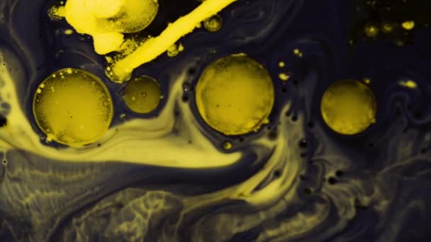 Tinta Acrílica Colorida Abstrata Que Flui Fundo Planetas Células Como — Vídeo de Stock