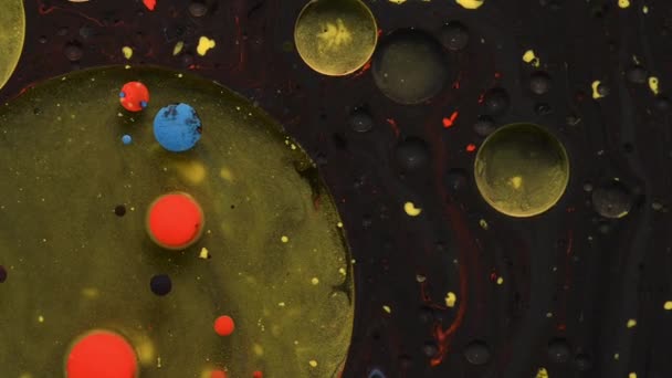 抽象五颜六色的丙烯酸涂料流动的背景 行星或像彩色气泡的单元格 — 图库视频影像