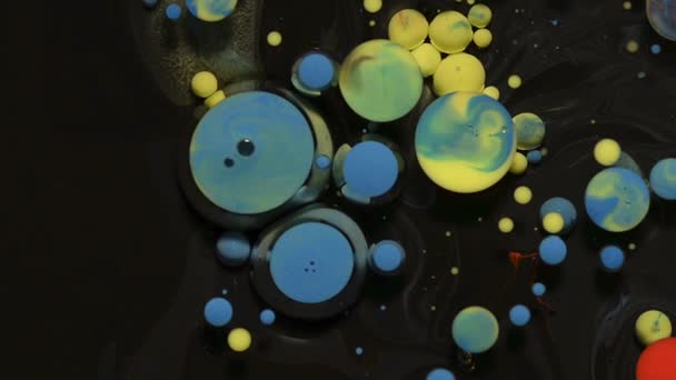 抽象五颜六色的丙烯酸涂料流动的背景 像彩色气泡这样的行星 — 图库视频影像