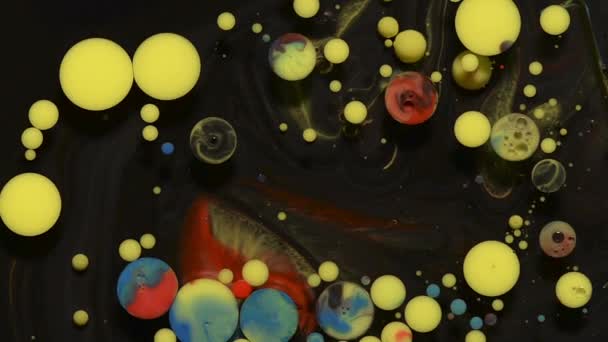 カラフルなアクリル絵の具流れる背景を抽象化します 色の泡のような惑星 — ストック動画