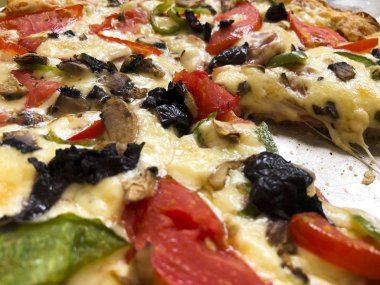 Cep telefonu ile bir pizza çekim yakın.