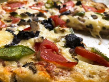 Cep telefonu ile bir pizza çekim yakın.