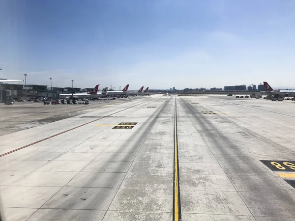 Izmir Turcja Czerwca 2018 Lotnisko Izmir Adnan Menderes Widok Okna — Zdjęcie stockowe