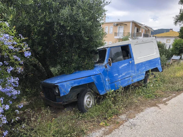 Parga Greece June 2018 Blue Abandoned Suv Grass Know Brand — Stock Photo, Image