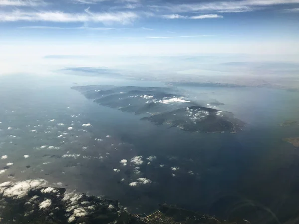 Vista Del Paisaje Desde Una Ventana Avión Mientras Volaba Sobre —  Fotos de Stock