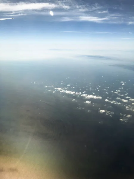 Vista Paisagem Uma Janela Avião Enquanto Voo Sobre Cidade Izmir — Fotografia de Stock