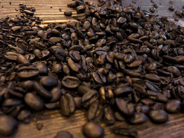 Nahaufnahme Von Kaffeebohnen Auf Einem Hölzernen Hintergrund — Stockfoto