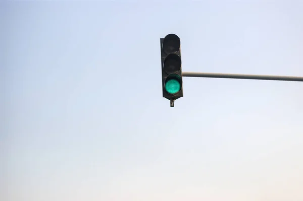 Trafikljus Blå Himmel Den Gröna Lampan Lyser — Stockfoto