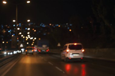 Gece trafikte ufuk arabalar.
