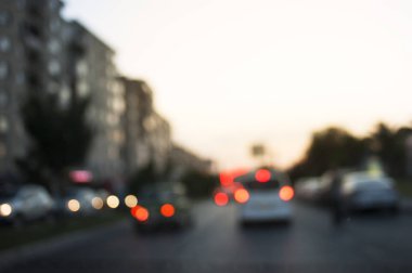 Trafikte defocused arabalar ve stop ışıkları akşamları açık.