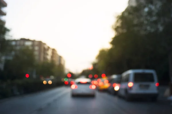 Trafikte Defocused Arabalar Stop Işıkları Akşamları Açık — Stok fotoğraf
