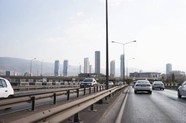 Izmir, Türkiye - 8 Ağustos 2018: Ege perla skyscrapper, Mistral skyscrapper ve Folkart towers Ankara yoldan Izmir Türkiye'de trafik ile göster.