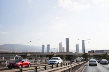 Izmir, Türkiye - 8 Ağustos 2018: Ege perla skyscrapper, Mistral skyscrapper ve Folkart towers Ankara yoldan Izmir Türkiye'de trafik ile göster.