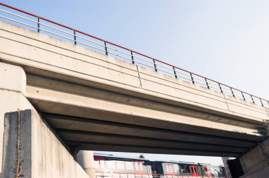 Tren olmadan akşamları Metro Köprüsü. Aşağı taraftan görüntüle.