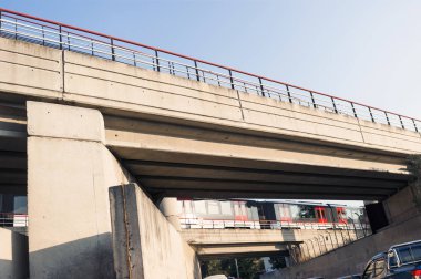 Tren olmadan akşamları Metro Köprüsü. Aşağı taraftan görüntüle.