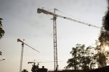 İzmir, Türkiye - 8 Ağustos 2018: Stadyum tarafından Folkart binalarının yapımından vinç manzarası.