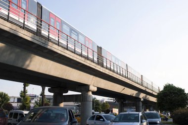 Izmir, Türkiye-8 Ağustos 2018: Metro Köprüsü ve trafik sıkışıklığı. Akşamları Metro Köprüsü üzerinde tren ile. Izmir Türkiye Atatürk Stadyumu.