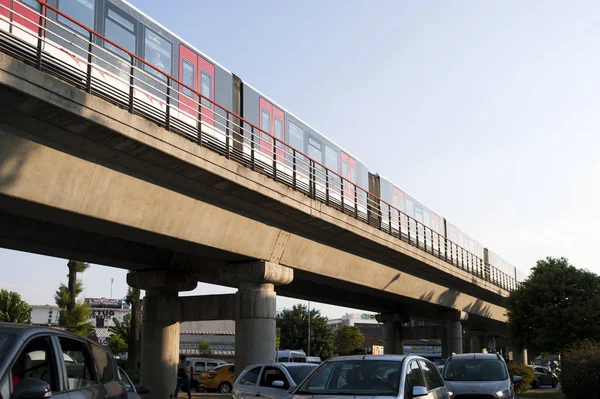 Izmir Türkiye Ağustos 2018 Metro Köprüsü Trafik Sıkışıklığı Akşamları Metro — Stok fotoğraf