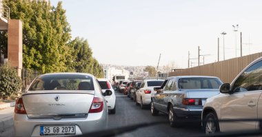 Bazı marka araçlar caddede ve trafik sıkışıklığı yüzünden hareket edemiyorlar..
